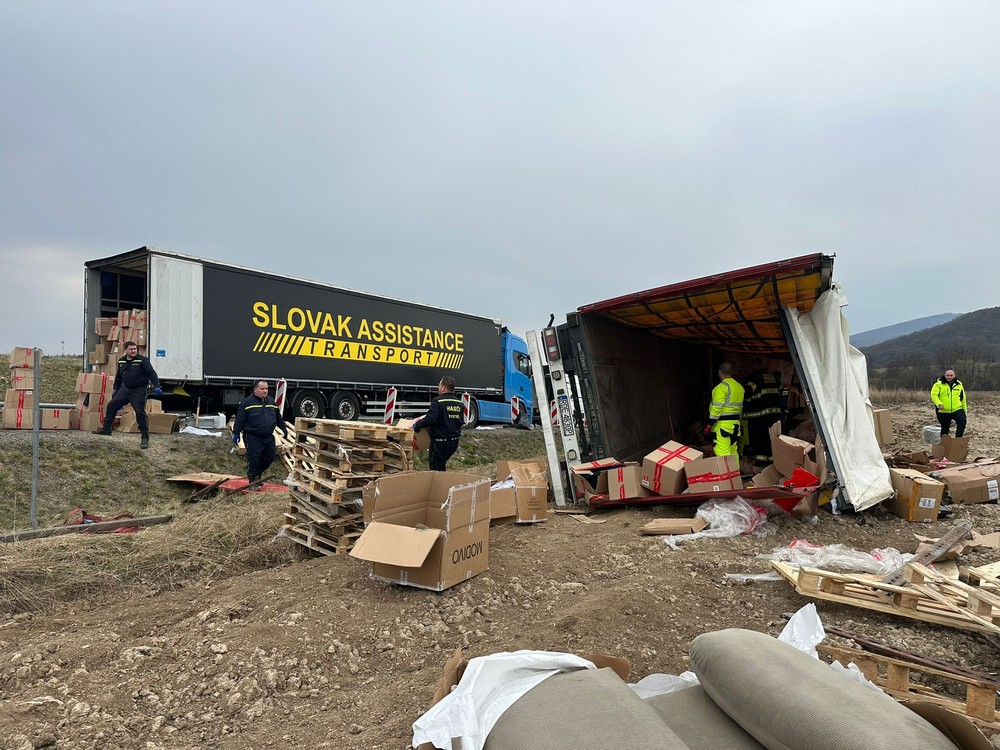 Na diaľnici pri Bidovciach sa v noci prevrátil kamión