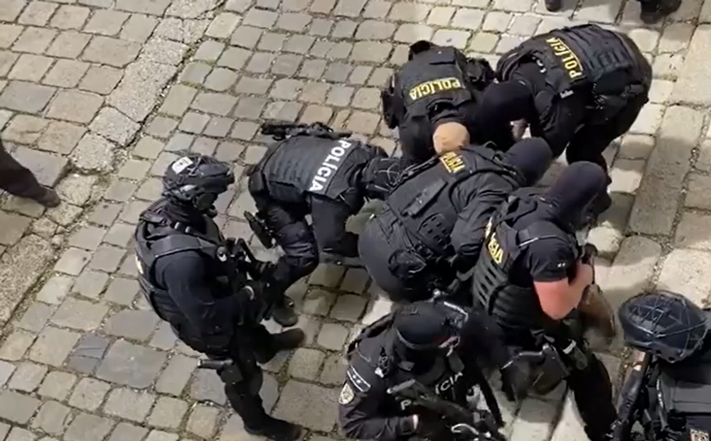 V centre Bratislavy spacifikovali ozbrojeného muža, v okolí ostávajú pyrotechnici