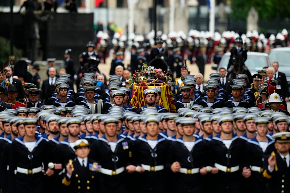 Británia sa lúči s kráľovnou Alžbetou II.