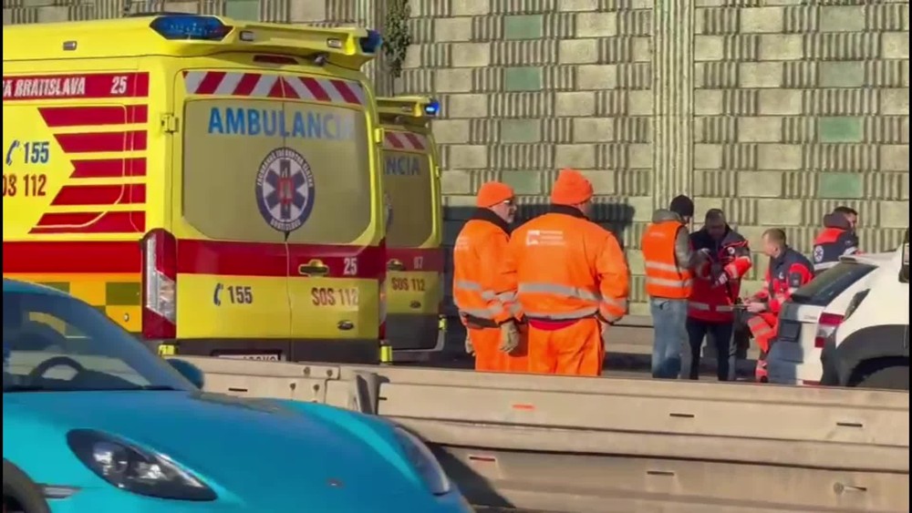 [multi] na dialnici sa zrazila sanitka s autom 3378