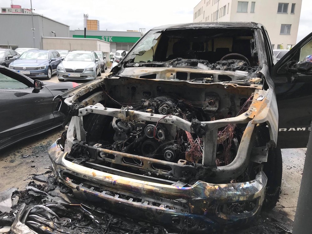 Podpaľač zapálil luxusné autá