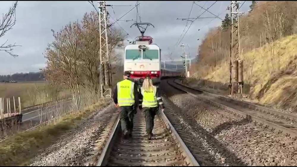 [multi] Vlaky sa vyhli zrážke pri Liptovskom Hrádku 2773