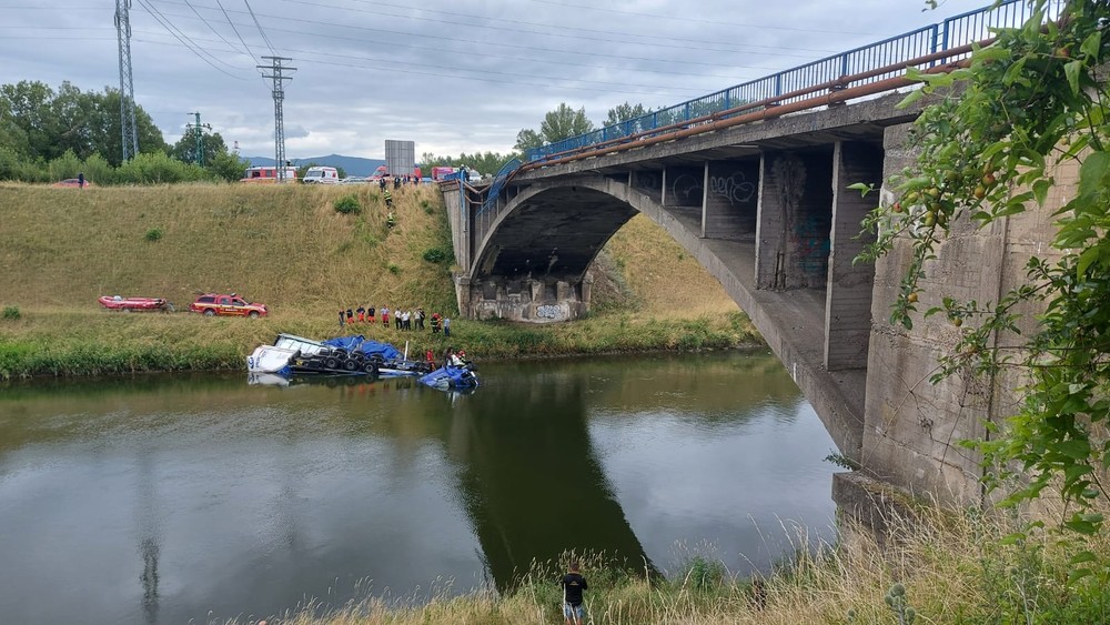Nehoda kamióna: Vodič zletel z mosta
