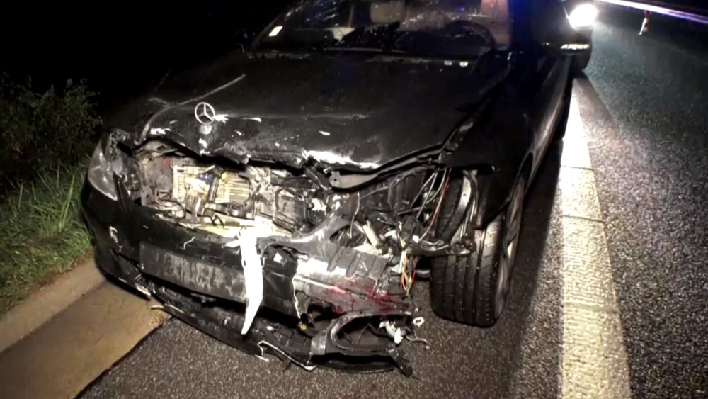 Z totálne zdemolovaného auta našťastie vyšla posádka po vlastných.