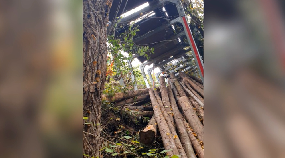 Nehoda kamióna zablokovala cestu pri Strečne, vodič skončil v policajnej cele