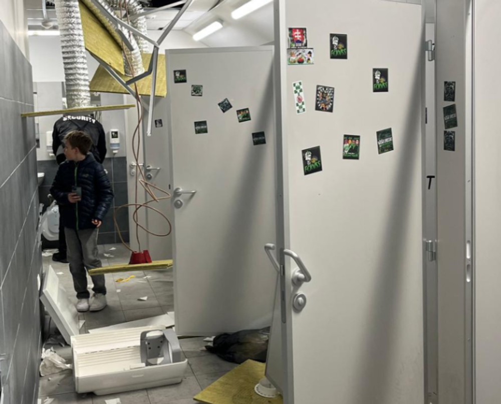 Zničené toalety v Košickej Futbalovej Aréne po zápase 4