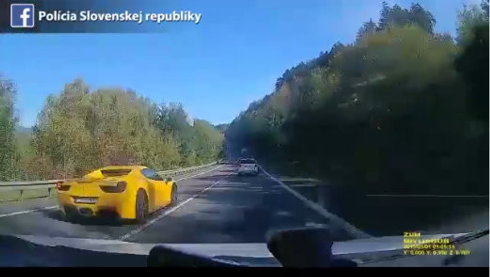 VIDEO: Preteky luxusných áut sa skončili smrťou muža, ktorý cestoval s rodinou