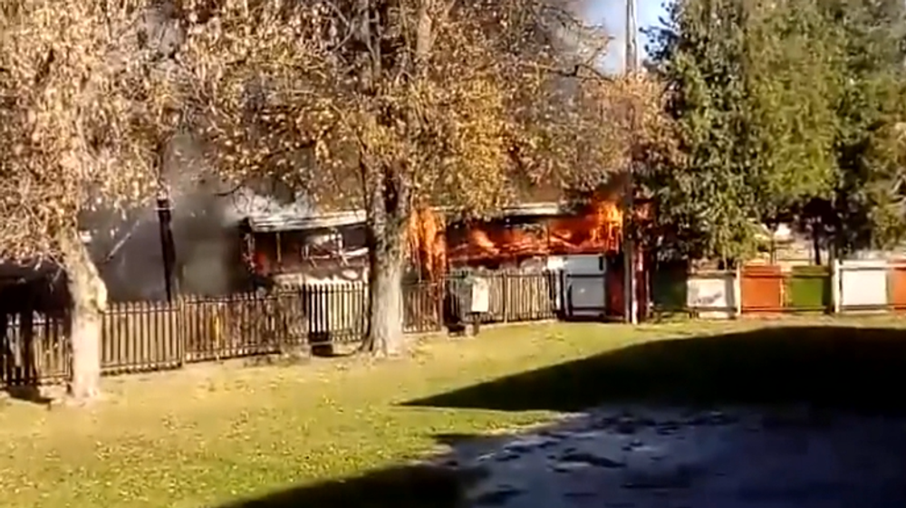  Autobus plný ľudí začal počas jazdy horieť. Zhorel úplne do tla 