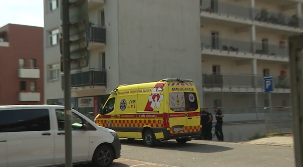 V Záhorskej Bystrici došlo k útoku na zastávke. Muž mal pri sebe zbraň