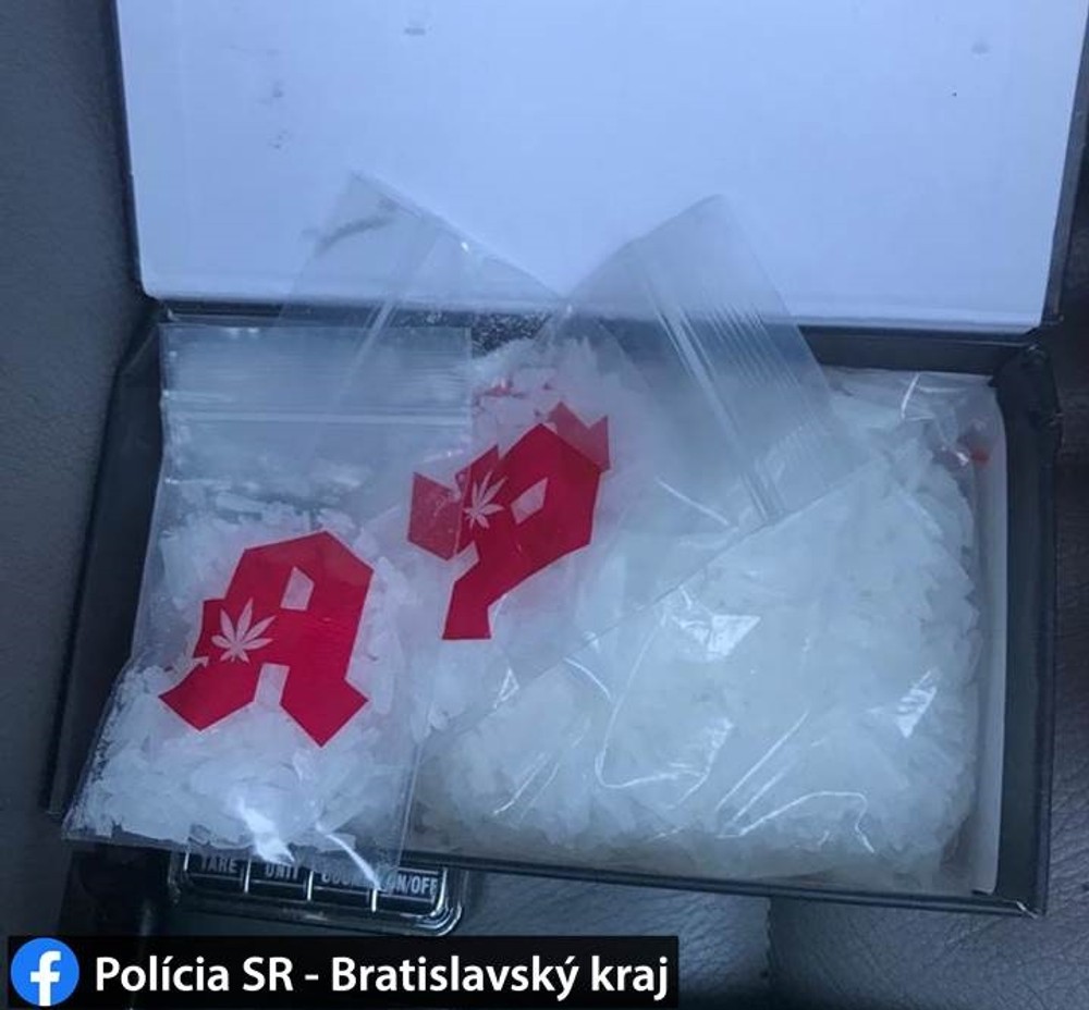 Pád kamaráta do šachty sa mužovi stal osudným. Po príchode policajtov mu v aute našli obrovské množstvo drog