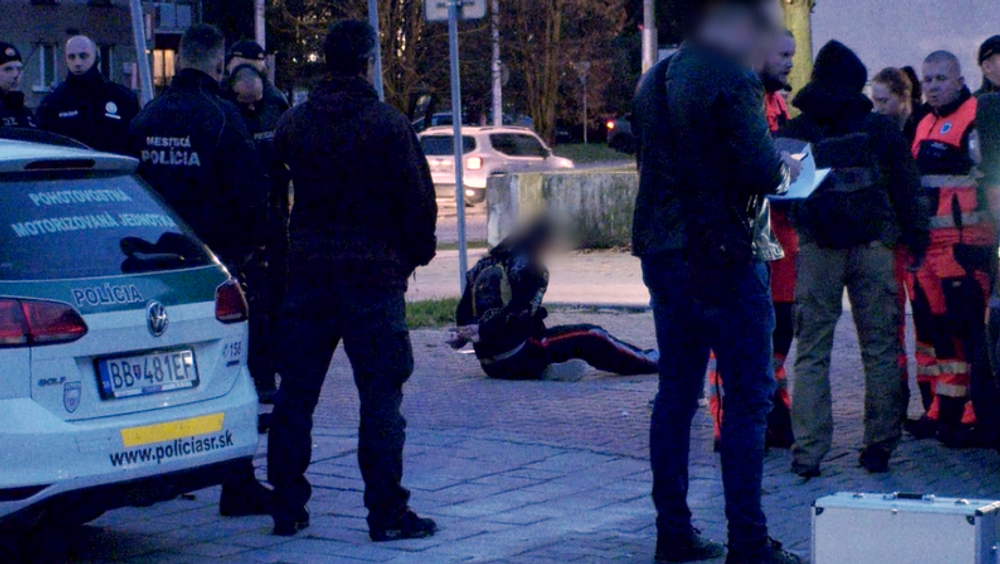 Protidrogový zásah pred očami desiatok ľudí. Medzi zadržanými skončil aj niekdajší černákovec Sklíčko