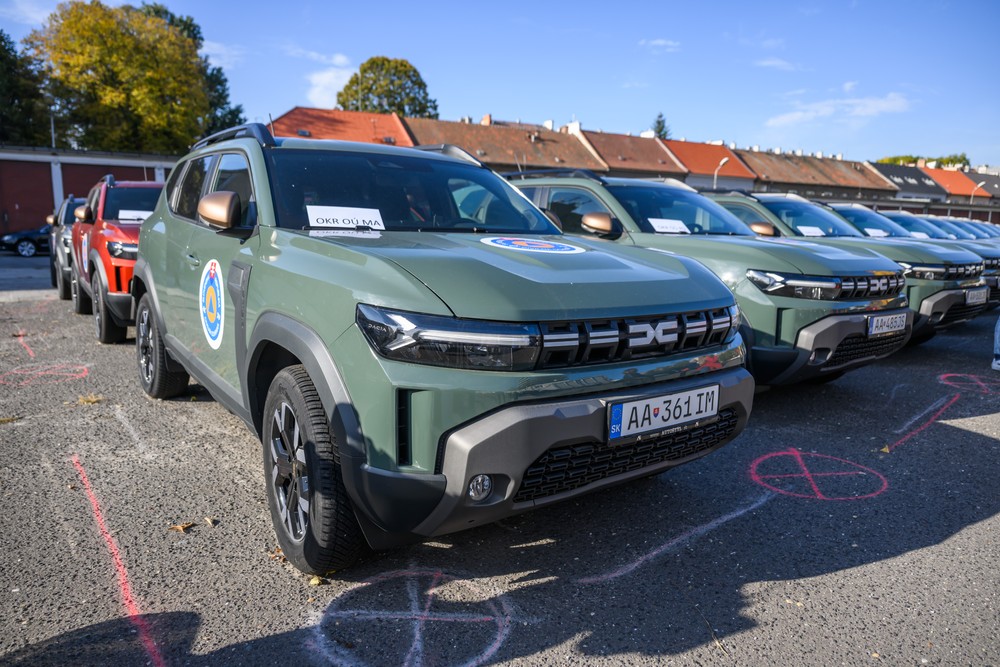Zamestnancom odborov krízového riadenia okresných úradov odovzdali v Bratislave nové terénne vozidlá