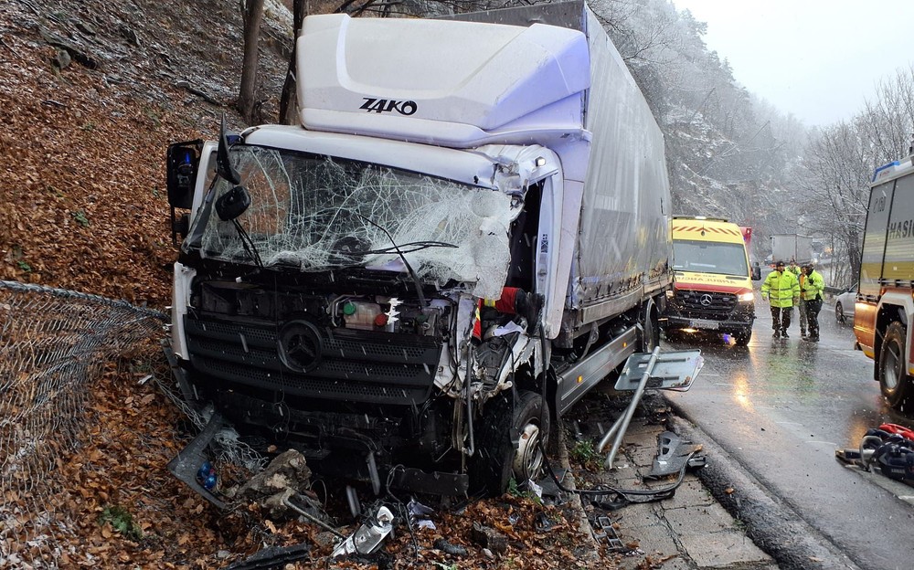 Nehoda kamiónov pod Strečnom  3