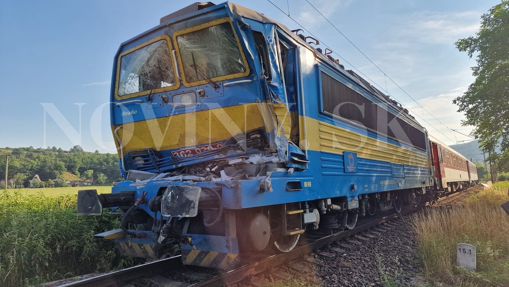 Zrážka vlaku a kamióna Hronský Beňadik (3)