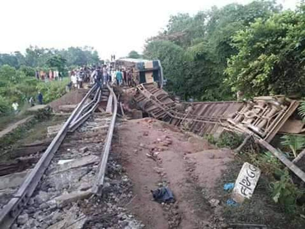 Ku vlakovému nešťastiu došlo v severovýchodnej časti Bangladéša pri prejazde mostu nad kanálom.