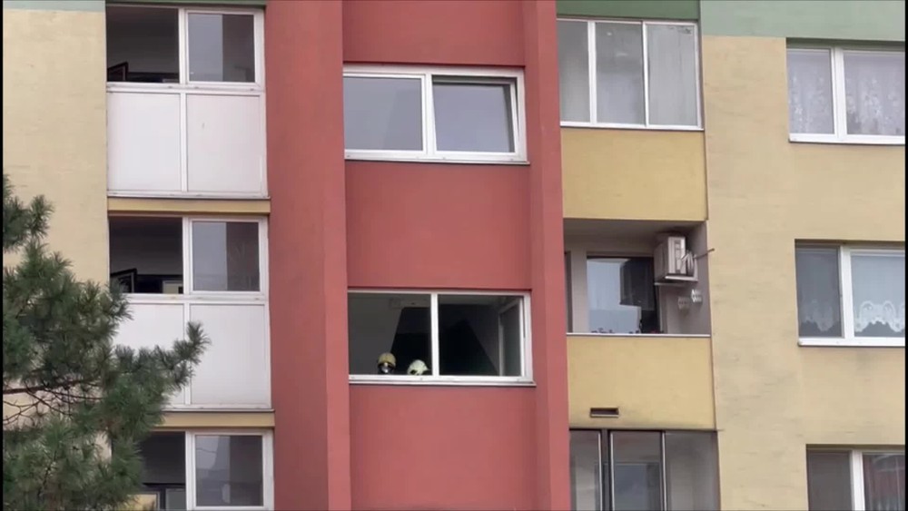 [multi] V hlavnom meste horia pivnice výškového paneláku 2515