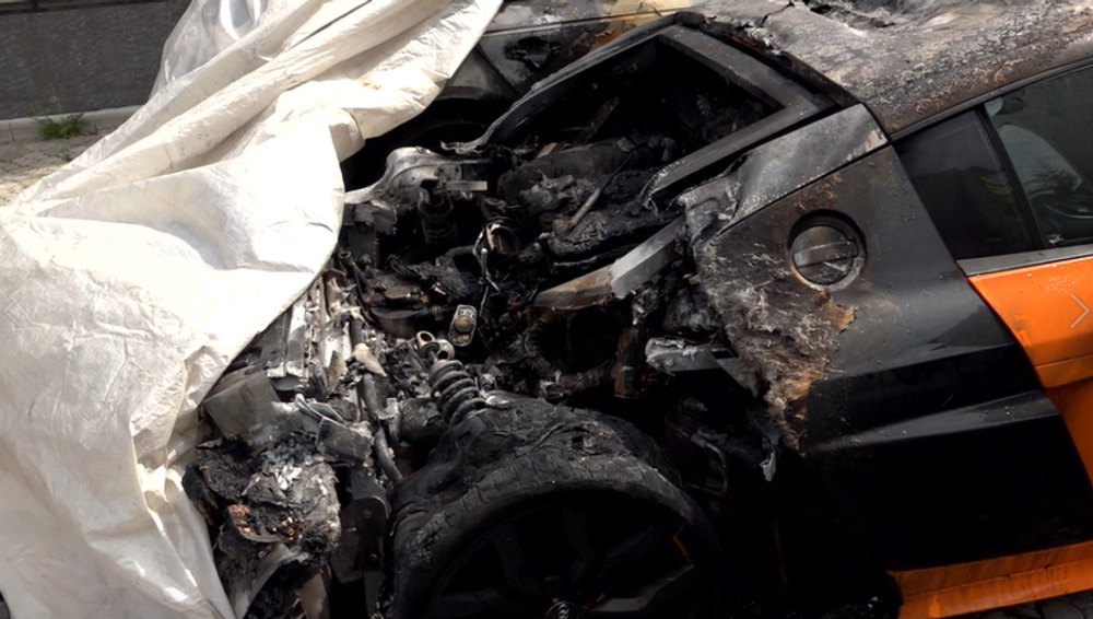 Dvaja maskovaní muži podpálili luxusné auto