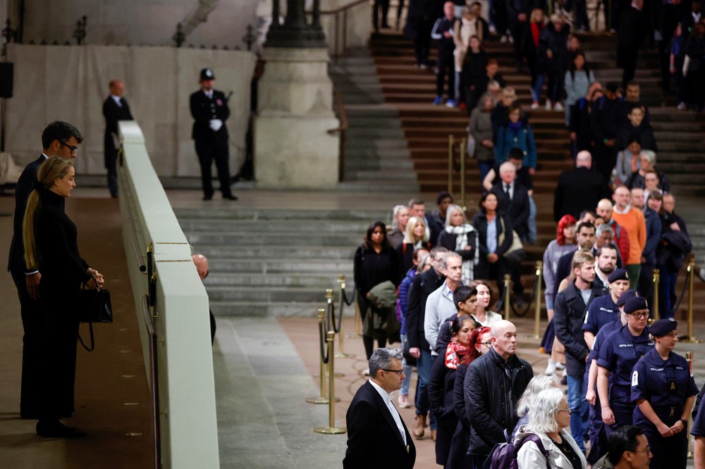 Británia sa lúči s kráľovnou Alžbetou II.