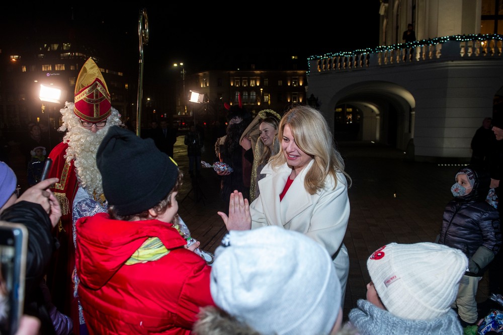 prezidentka zuzana čaputová deti mikuláš stromček (9)