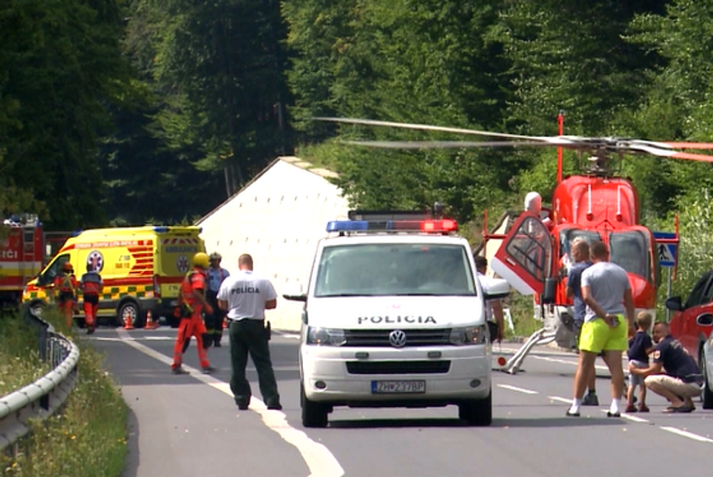 Zrážka dvoch motorkárov uzavrela hlavný ťah na Handlovú, na miesto privolali vrtuľník 