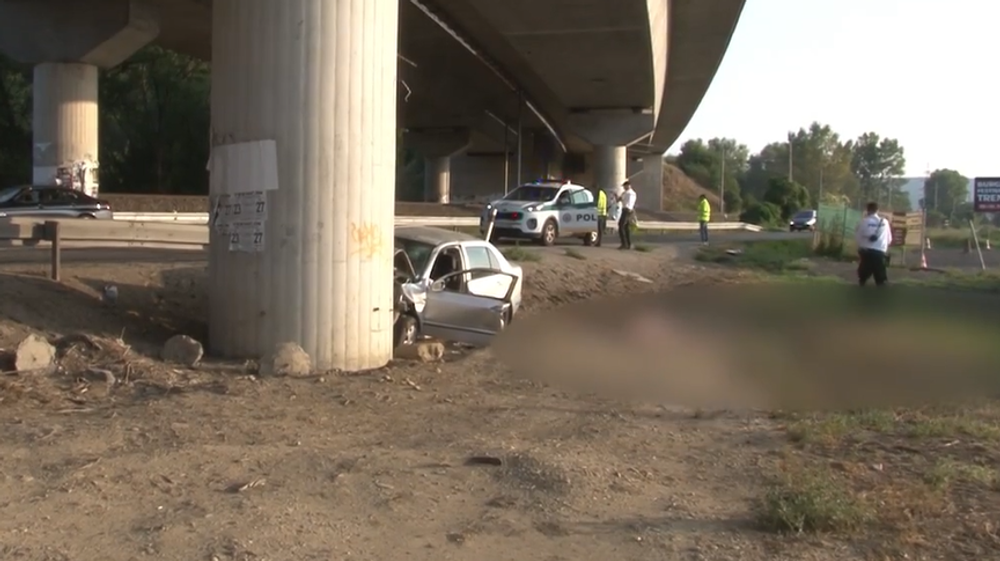 Muž narazil s autom do mostného piliera