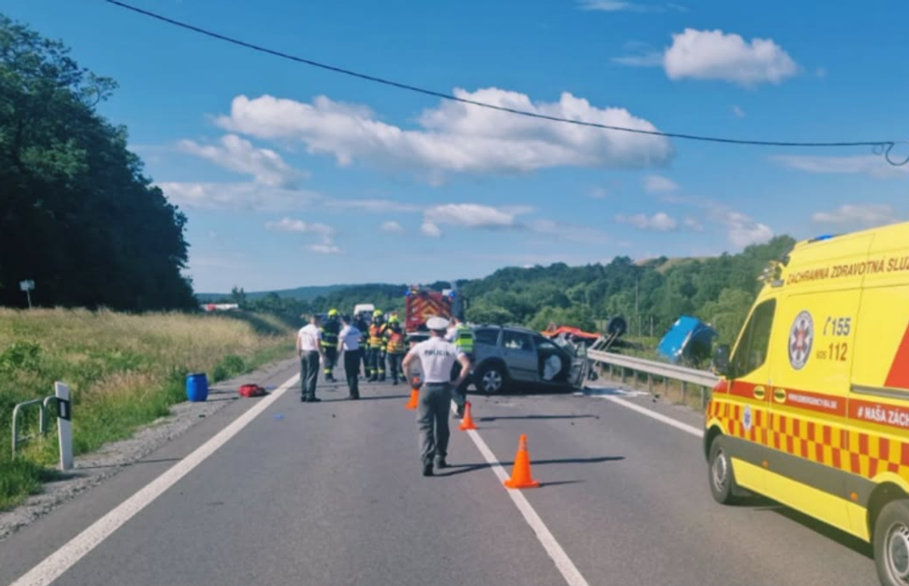 Nehoda kamióna a auta pri Podzámčoku