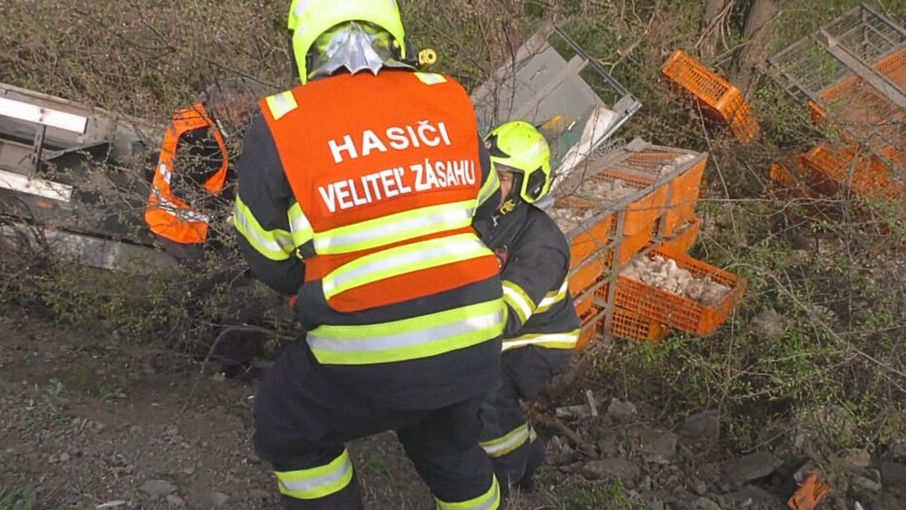 Prevrátený kamión s hydinou