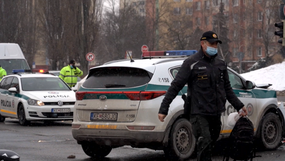 Po vážnej nehode policajnej hliadky odviezli do nemocnice policajta 