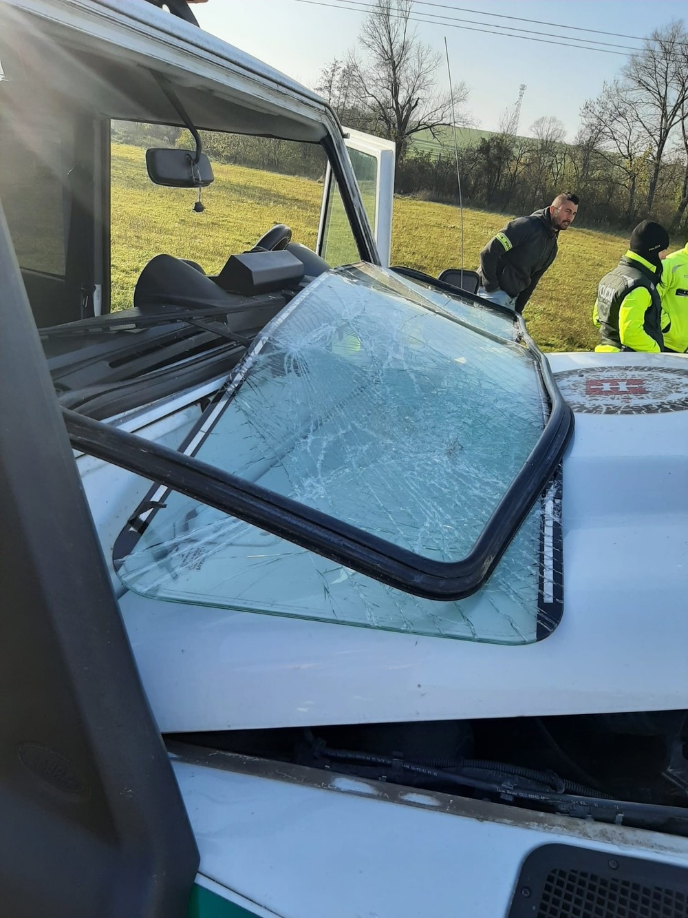 Čelná zrážka dodávky s policajtmi