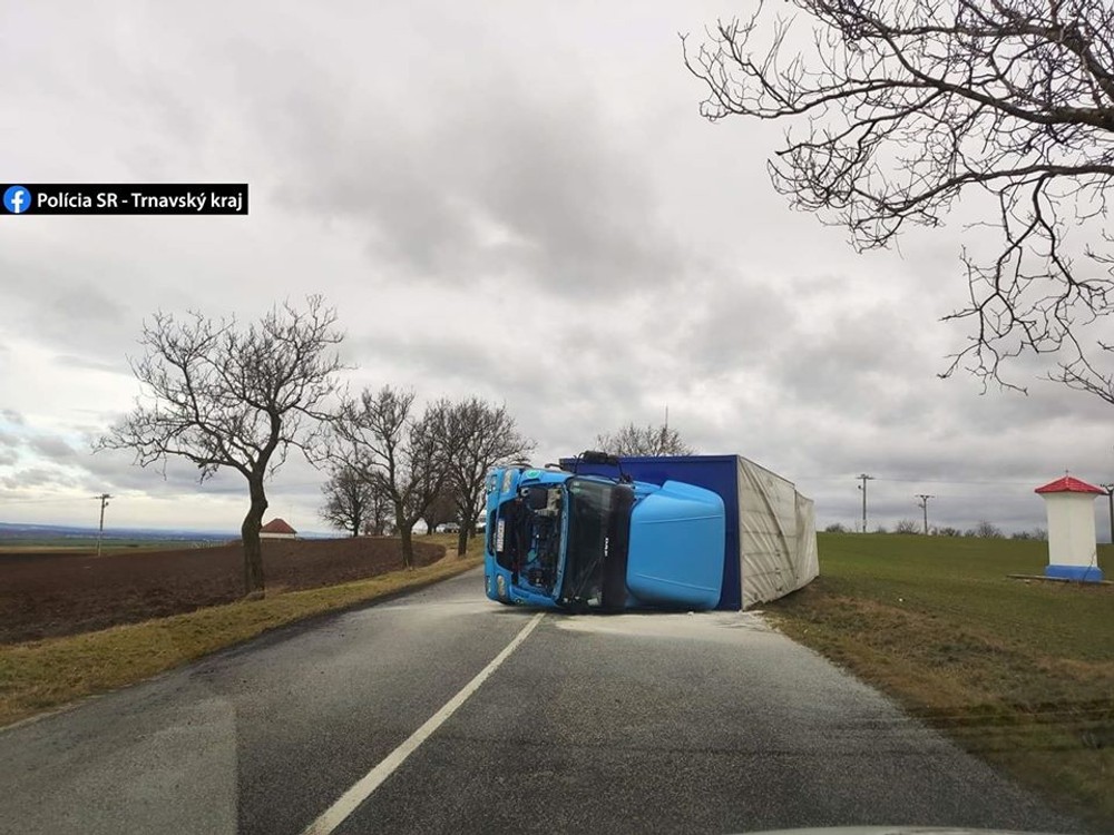 Petrová Ves-Šaštín Stráže - prevrátený kamión