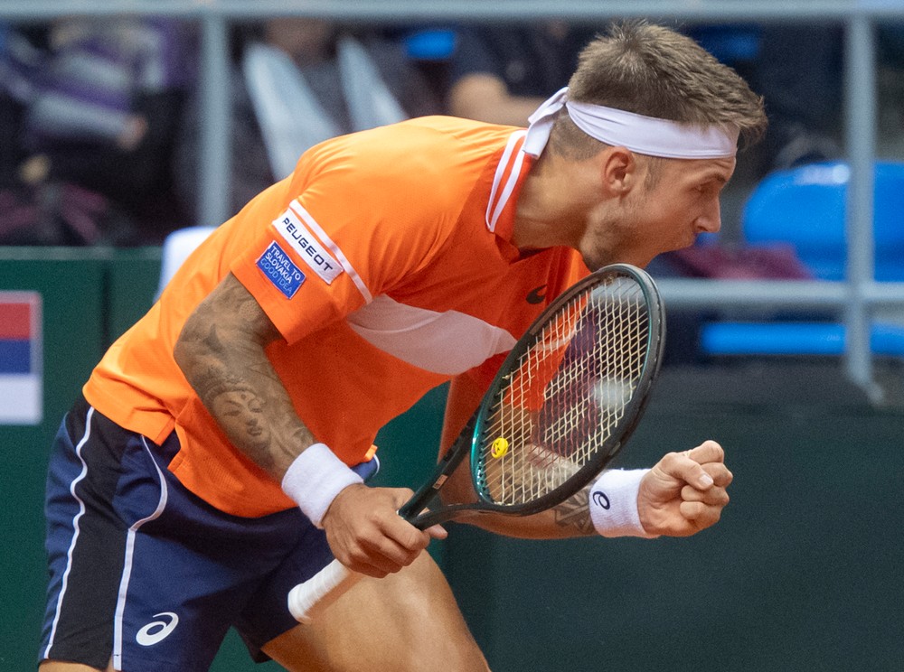 Slovák Alex Molčan v kvalifikačnom zápase Davisovho pohára Srbsko - Slovensko proti domácemu Srbovi Dušanovi Lajovičovi