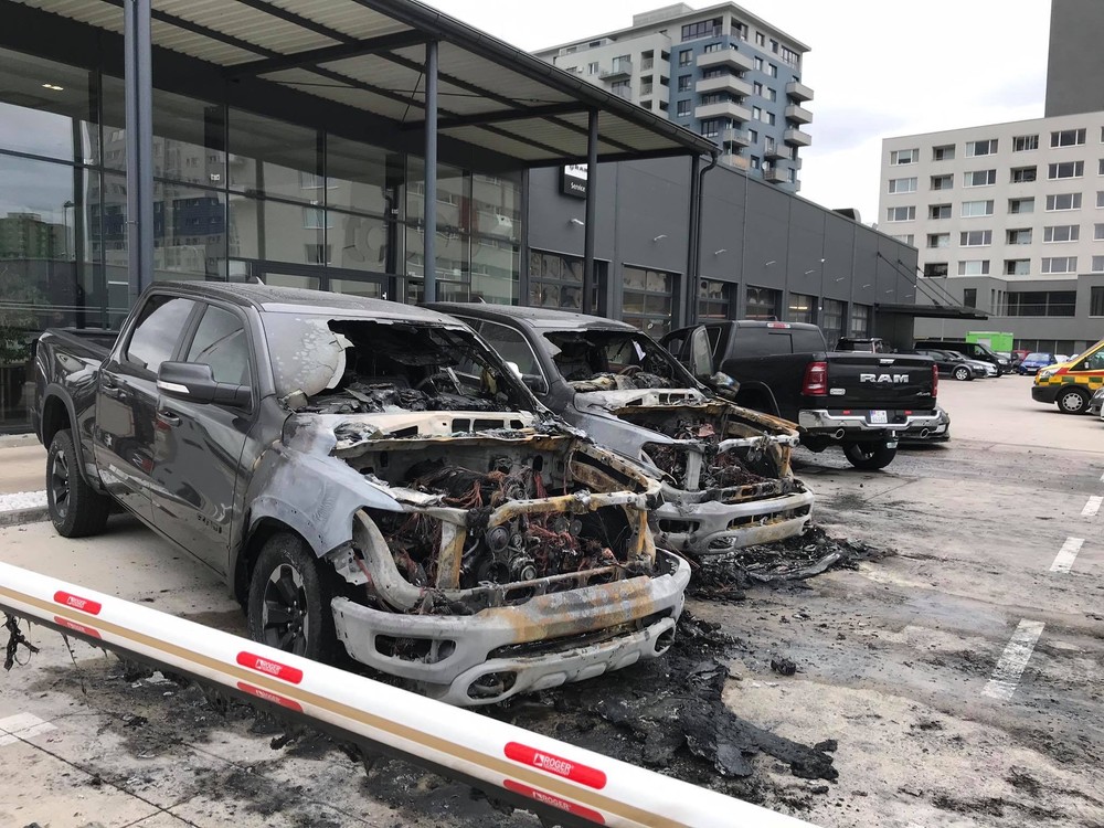 Podpaľač zapálil luxusné autá