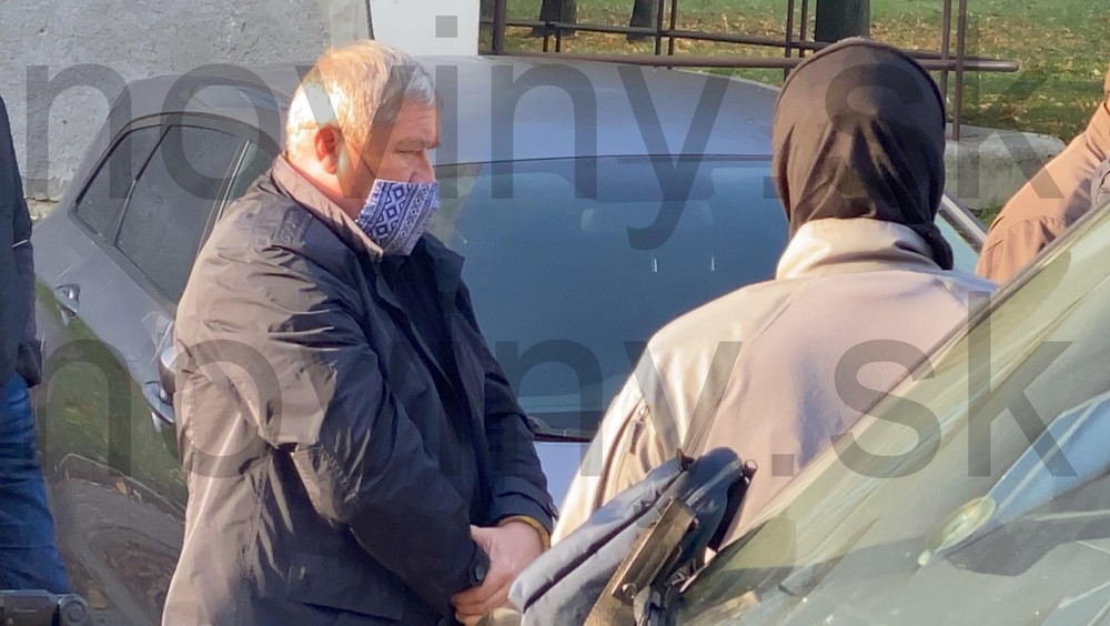 Špeciálny prokurátor Dušan Kováčik v putách