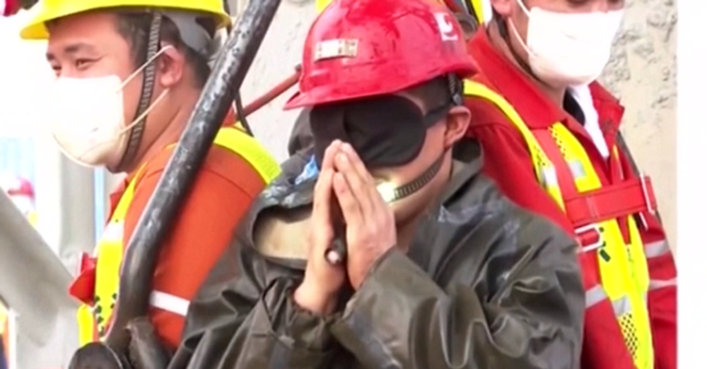 Záchranárom sa podarilo vyslobodiť baníkov, ktorí uviazli stovky metrov pod zemou 