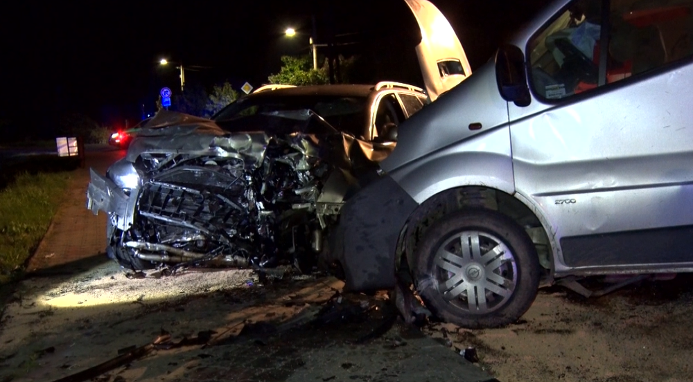 Čelná zrážka osobného auta a dodávky