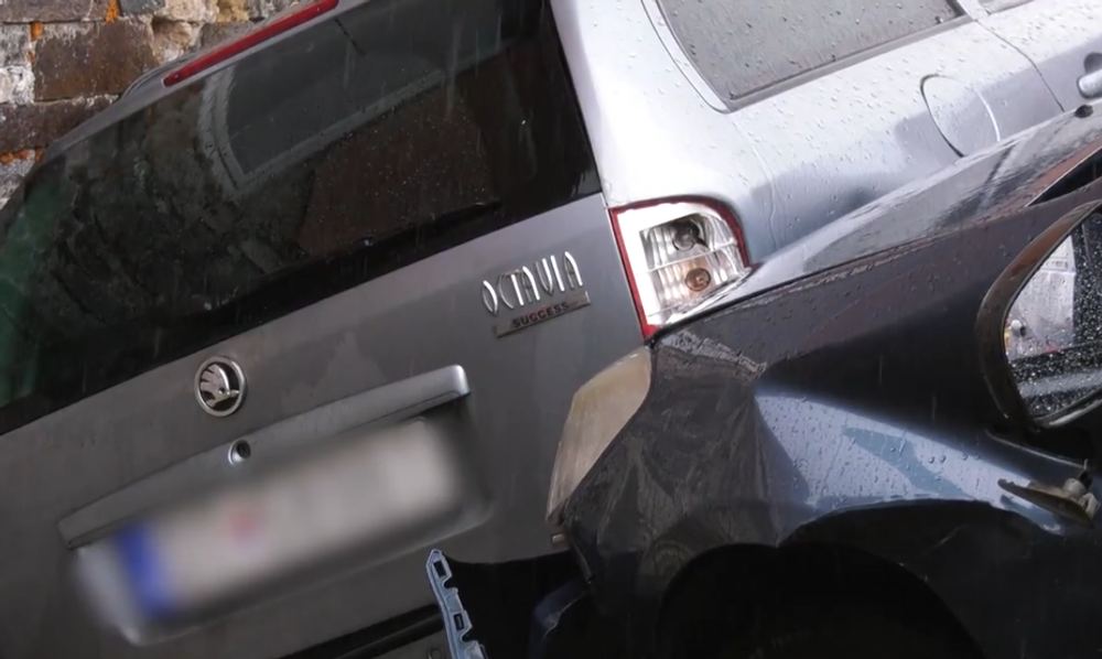 Dve osobné autá skončili v rodinnom dome