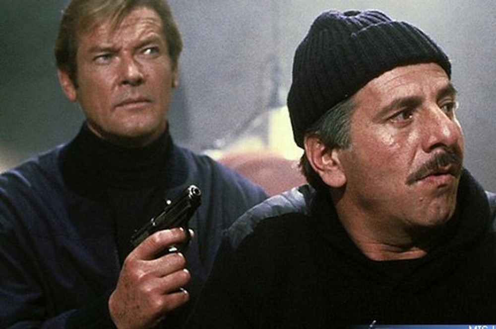 Chaim Topol a Roger Moore