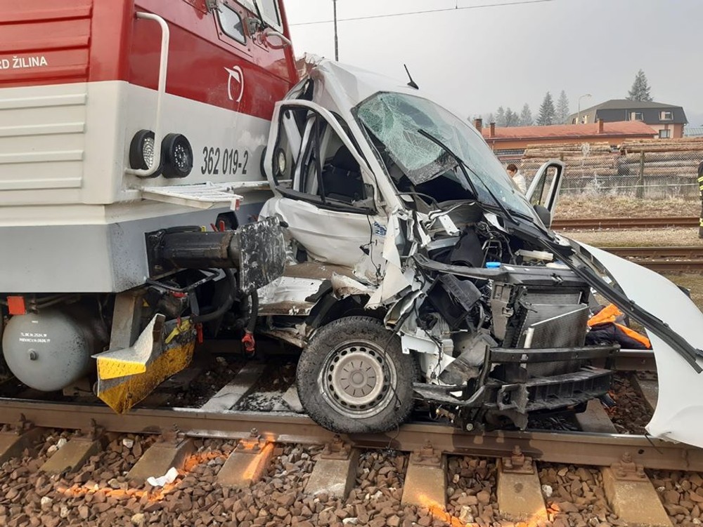 Tragická nehoda na železničnom priecestí. Zrážka s vlakom si vyžiadala dva životy