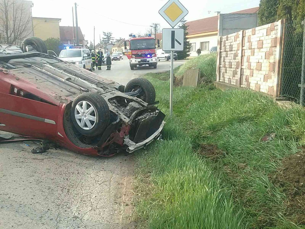 Pri obci Budmerice havarovalo osobné auto