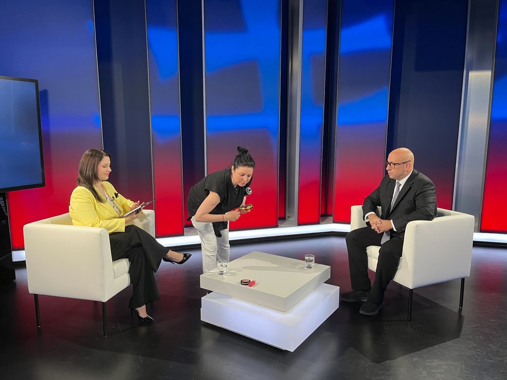 Politika 24 s ministrom dopravy Rážom