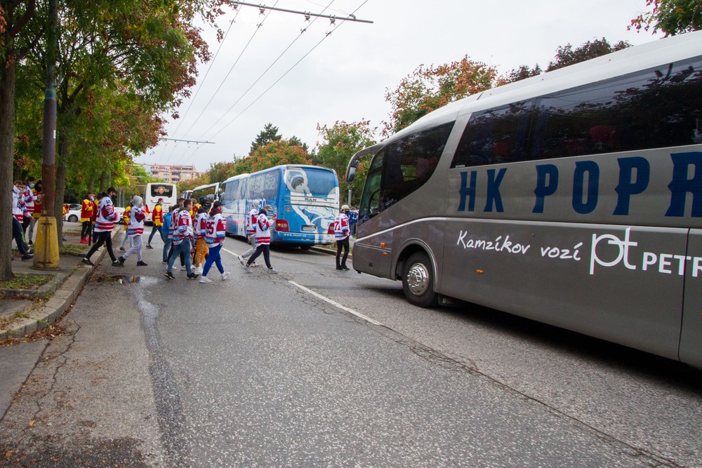 Hokejisti zablokovali úrad vlády. Opatrenia definitívne pochovajú slovenskú ligu, odkazujú vláde 