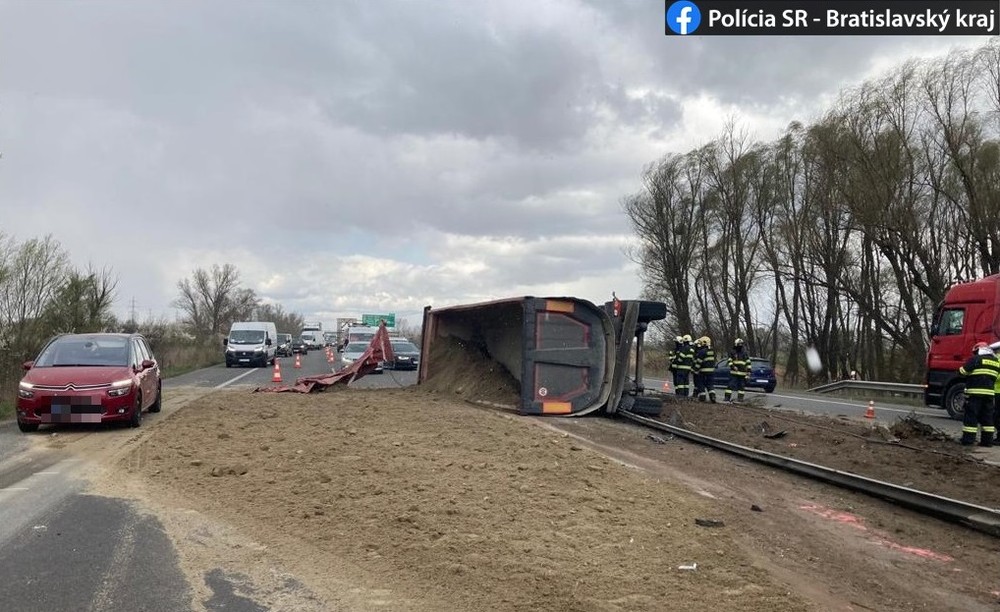 Diaľnicu D2 zablokovala nehoda