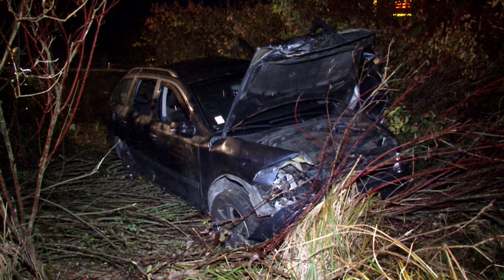 Vážna autonehoda na R1. Auto sa niekoľkokrát prevrátilo a skončilo na streche mimo cesty