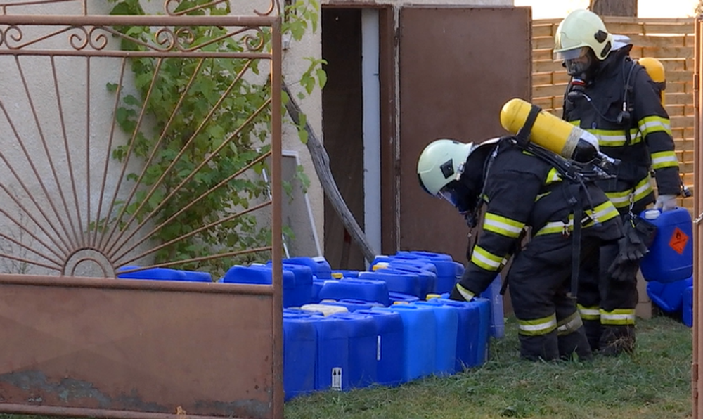 Hasiči pri požiari narazili na podozrivé sudy s neznámymi chemikáliami. Na pomoc prišla aj NAKA