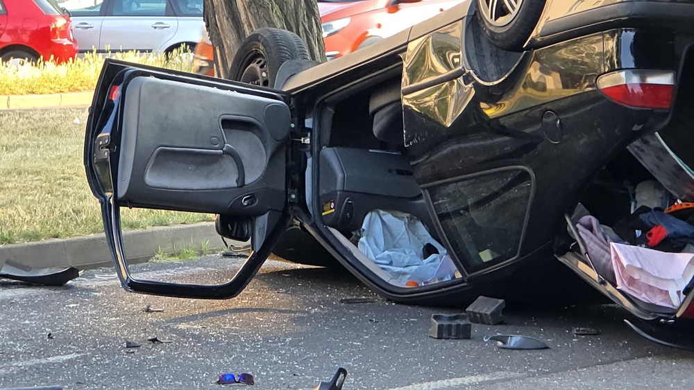 Auto narazilo do stĺpu a skončilo a streche 