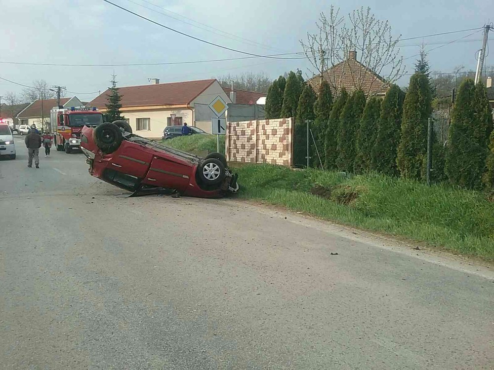 Pri obci Budmerice havarovalo osobné auto