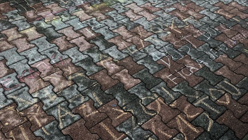 Premiéra Roberta Fica v Poprade čakali kriedové nápisy