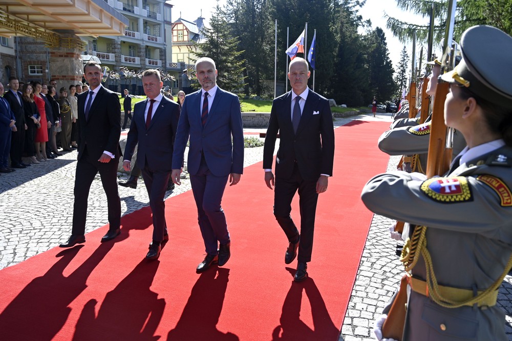 Štrbské pleso V4 ministri obrana stretnutie rokovanie (8)