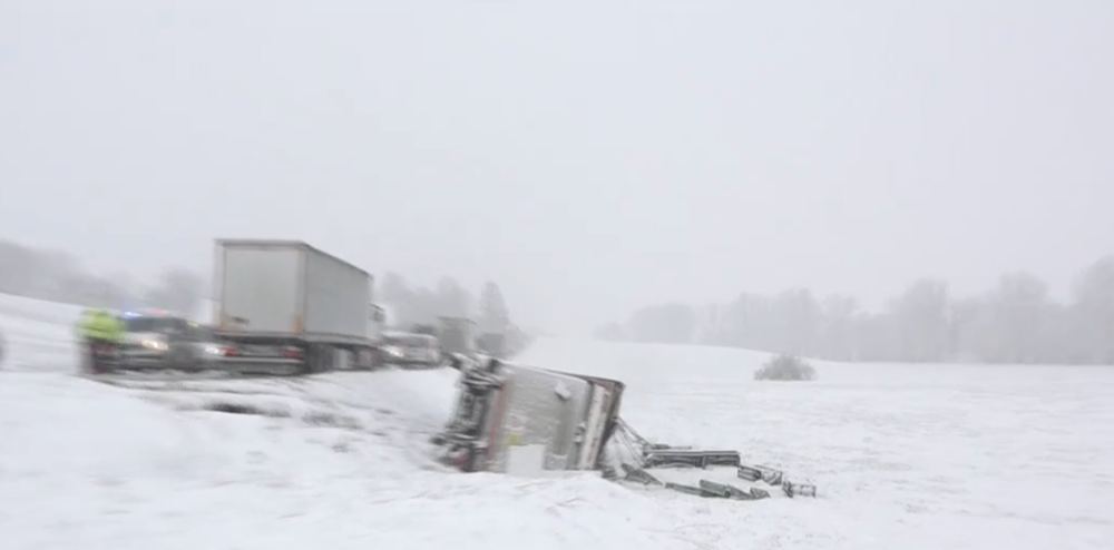Kamión plný kuriatok zišiel z cesty