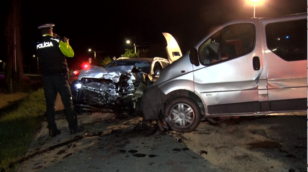 Čelná zrážka osobného auta a dodávky